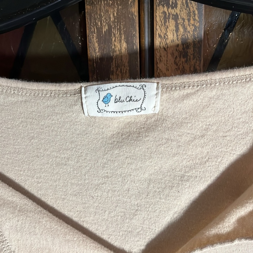 ✨2 for $20✨ Khaki/beige 3/4 length graphic t shirt with green and orange print. - Picture 3 of 8